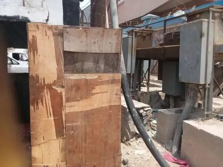 ”حكموا عليّ وعلى أسرتي بالإعدام”.. أب لطفل رضيع يطلق مناشدة محمومة بعد إزالة كشك حلاقته في عدن
